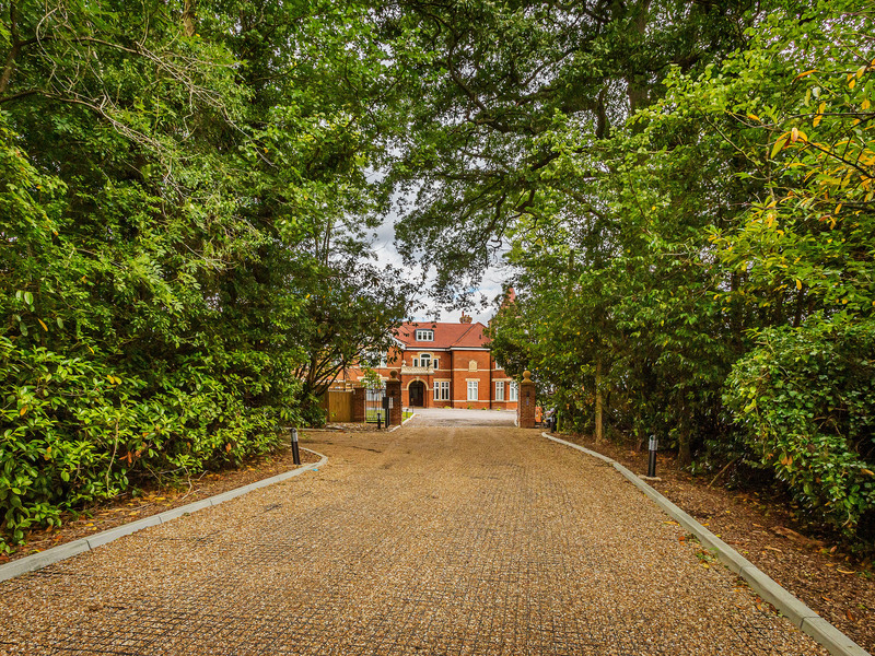 2 Bed Apartment To Rent in Horley